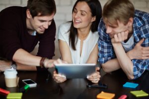organizadores de evento hablando de ideas