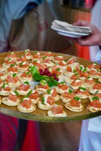 bandeja con comida de catering