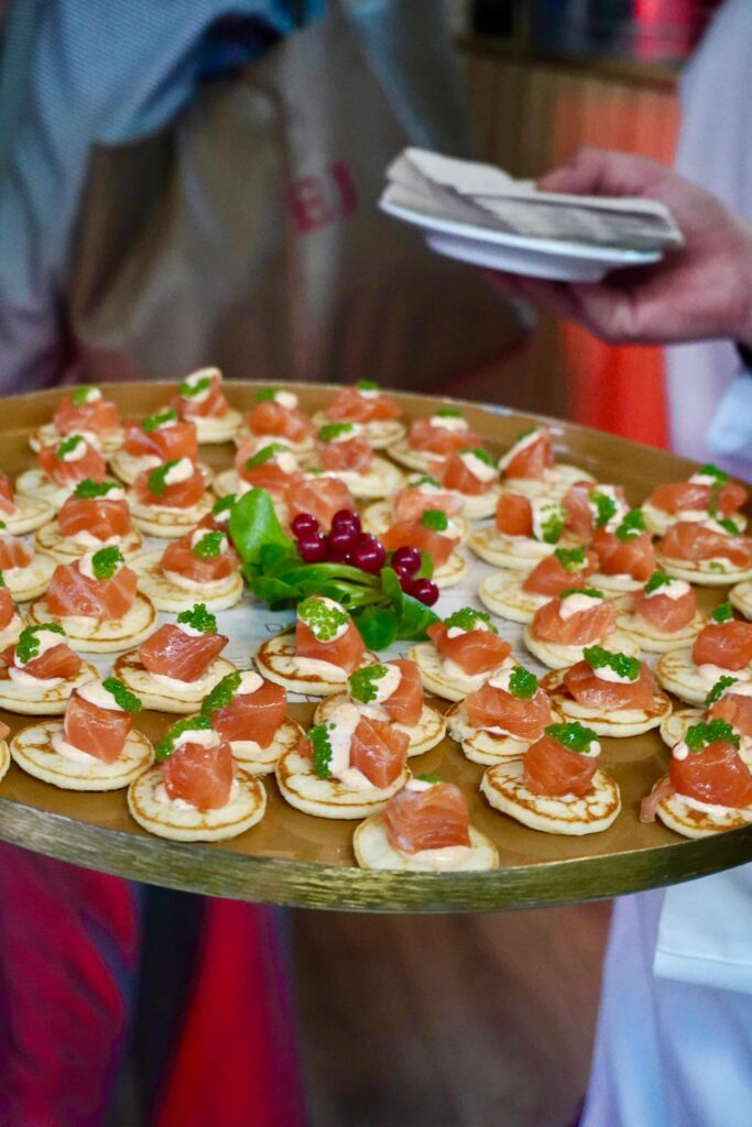 bandeja con comida de catering